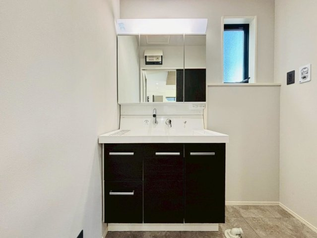 タマタウン　大垣市昼飯町Ⅱ　全3区画分譲の独立洗面台|ミラー扉の内側がすべて収納スペースになっています。女性の目線で考えた使いやすさを備えています。