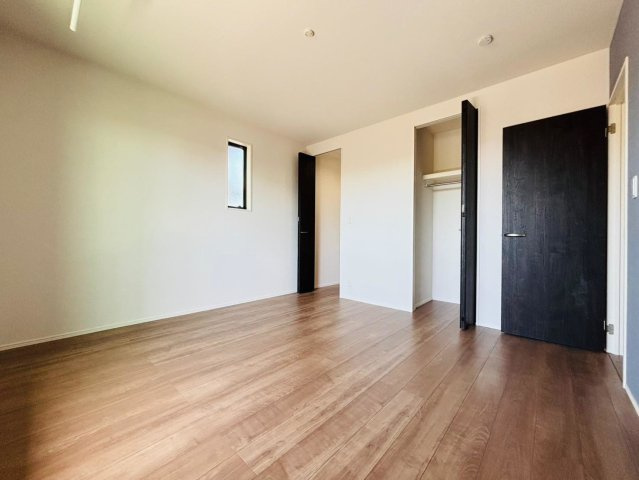 タマタウン　大垣市昼飯町Ⅱ　全3区画分譲の寝室|全居室にたっぷり収納できる大型収納を設置。窓ガラスは断熱性能や結露防止効果の高いペアガラスです。