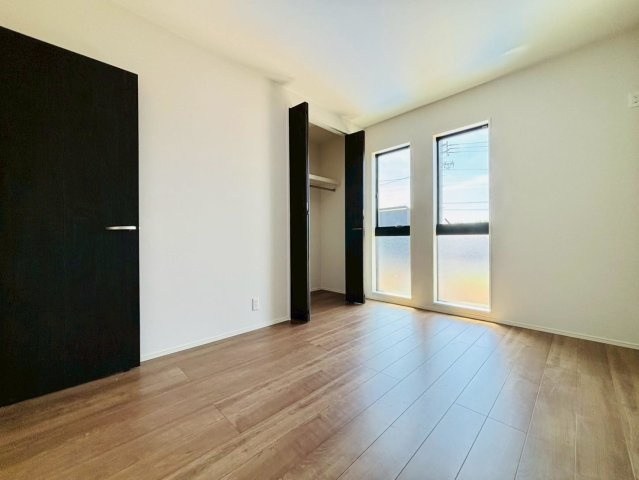 タマタウン　大垣市昼飯町Ⅱ　全3区画分譲の洋室|建具やクロスなどをトータルデザインでコーディネートしており、室内に落ち着きと安らぎを与えてくれます。