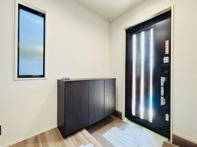 タマタウン　大垣市昼飯町Ⅱ　全3区画分譲の玄関|大容量のシューズ収納付きで玄関周りもすっきり！玄関ドアからの光が玄関ホールを明るくしてくれます。