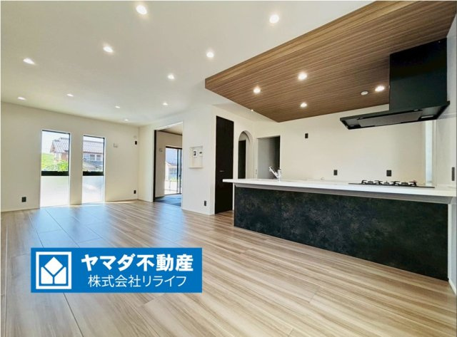 タマタウン　大垣市昼飯町Ⅱ　全3区画分譲の居間・リビング|最高級グレードの床材グラフィアート仕様。家族が増える事を考えて約20帖近くの広さにこだわっています
