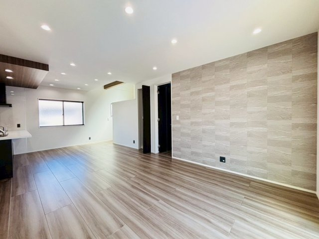 タマタウン　大垣市昼飯町Ⅱ　全3区画分譲の居間・リビング|最高級グレードの床材グラフィアート仕様。家族が増える事を考えて約20帖近くの広さにこだわっています
