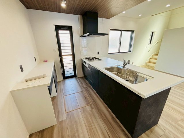 タマタウン　大垣市昼飯町Ⅱ　全3区画分譲のキッチン|カウンタースペースがついた広々キッチン。浄水器組込み水栓でシンクまわりがスッキリお使いいただけます
