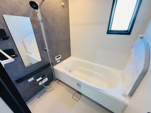 タマタウン　大垣市昼飯町Ⅱ　全3区画分譲の浴室|雨天時の洗濯物も安心な換気暖房乾燥機も完備。お子さまやお年寄りが入浴しやすい、あんしん設計です。