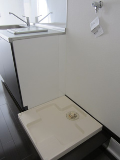 【展望】 | キッチン横にある室内洗濯機置き場です♪防水パンが付いているので万が一の漏水にも安心です！室内に置けるので洗濯機が傷みにくい☆