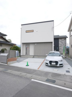 【外観】 | モダンで洗練された外観デザイン　カースペースは並列2台分