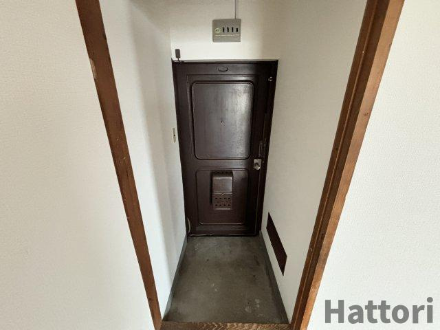 杉マンションの玄関