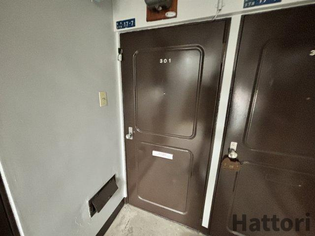 杉マンションの玄関