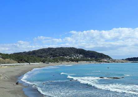 湘南×葉山らしさをデザインした、杉板外壁の家。の周辺|「休日は、徒歩でふらっと一色海岸へ。静けさと自然に包まれた、湘南の暮らしがここにあります。」