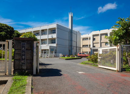 湘南×葉山らしさをデザインした、杉板外壁の家。の周辺|一色小学校まで約660ｍ