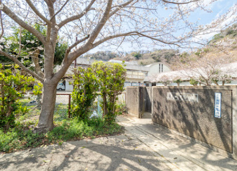 湘南×葉山らしさをデザインした、杉板外壁の家。の周辺|葉山中学校まで1000m