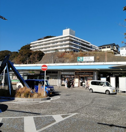 湘南×葉山らしさをデザインした、杉板外壁の家。の周辺|逗子駅までバスで約13分