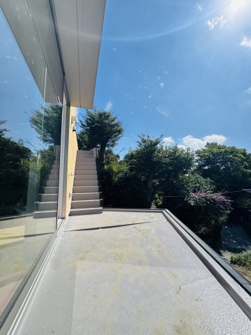 湘南×葉山らしさをデザインした、杉板外壁の家。のバルコニー