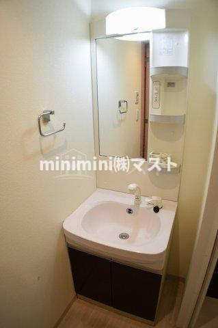 スワンズシティ難波ノーブルの洗面所|洗面にも収納がついています！