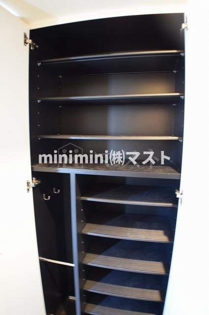 スワンズシティ難波ノーブルの収納|長いブーツも入りますよ★