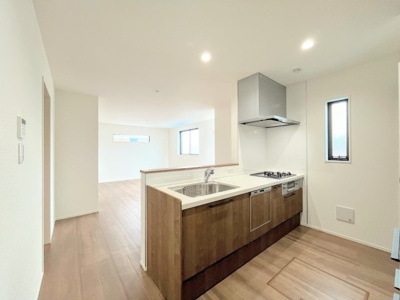 【内観：施工例】 | ◆逗子市池子新築2号棟◆ | 【モデルルーム】◆デザイン性と機能性を兼ね備えたキッチンです。リビングスペースとの一体感が生まれ、広々空間を演出してくれます。