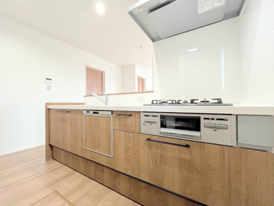 【内観：施工例】 | ◆逗子市池子新築2号棟◆ | 【モデルルーム】◆キッチンからダイニングやリビングが見渡せるキッチン。料理をしながら家族とコミュニケーションをとれるだけでなく、大きな開放感も得られることができます。