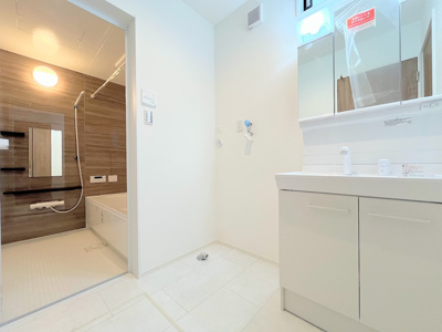 【内観：施工例】 | ◆逗子市池子新築2号棟◆ | 【モデルルーム】◆ご家族の1日が始まり、1日が終わりを締めくくる洗面空間。洗濯機を配置しても十分なスペースを確保した設計となっております。