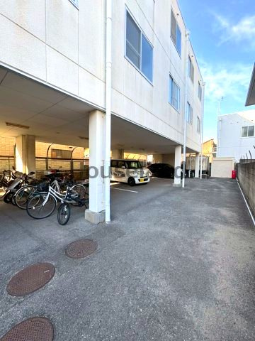 ローズ本町マンションの駐車場