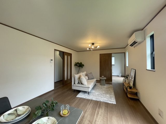 ☆横浜市栄区庄戸3丁目 新築戸建て/カースペース4台の居間・リビング