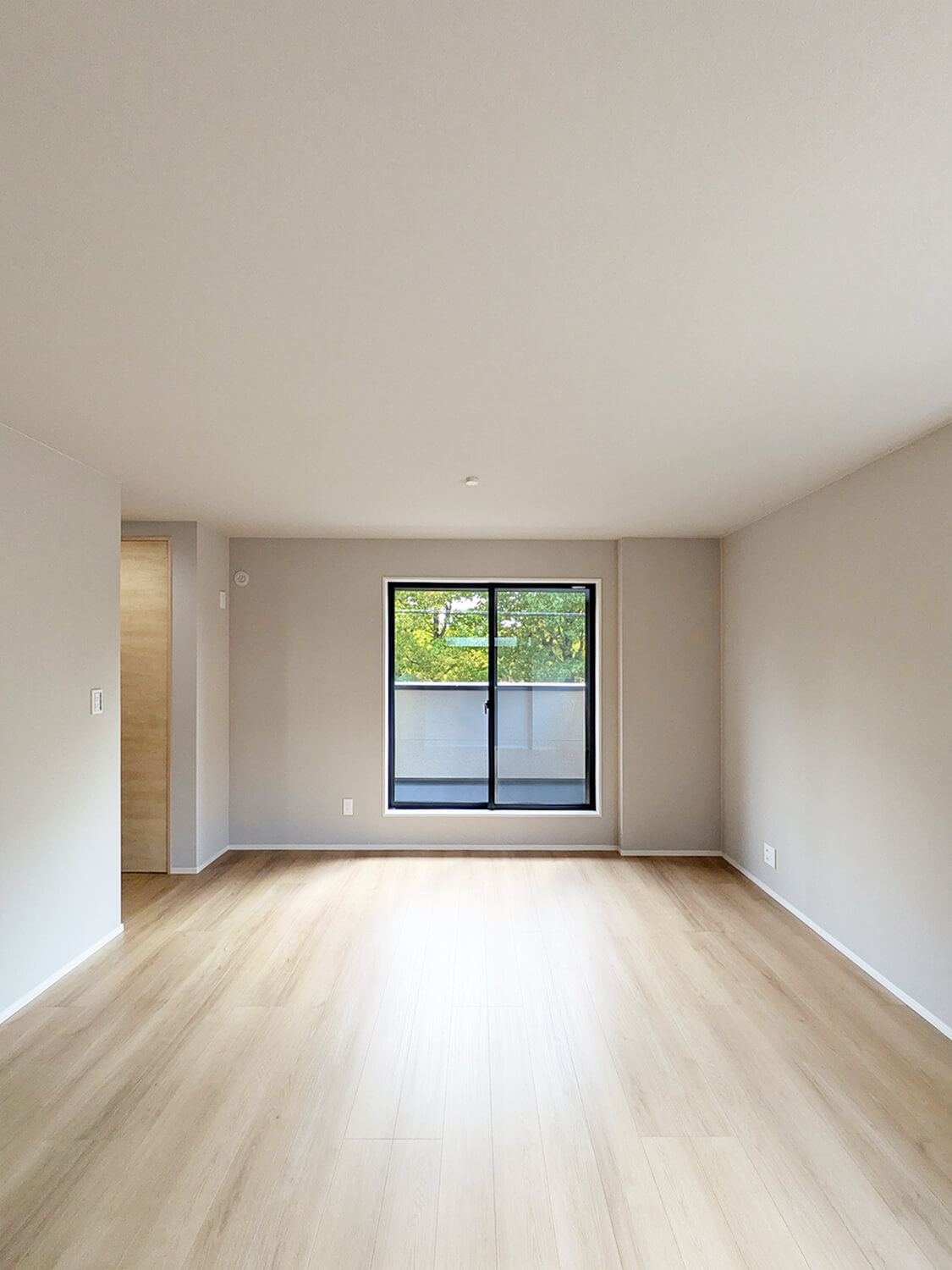 崇徳院新築戸建の居間・リビング|シックなデザインのクロスを採用しています。