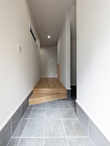 崇徳院新築戸建の玄関|シューズクロークを採用しているので、すっきりした玄関となっています。