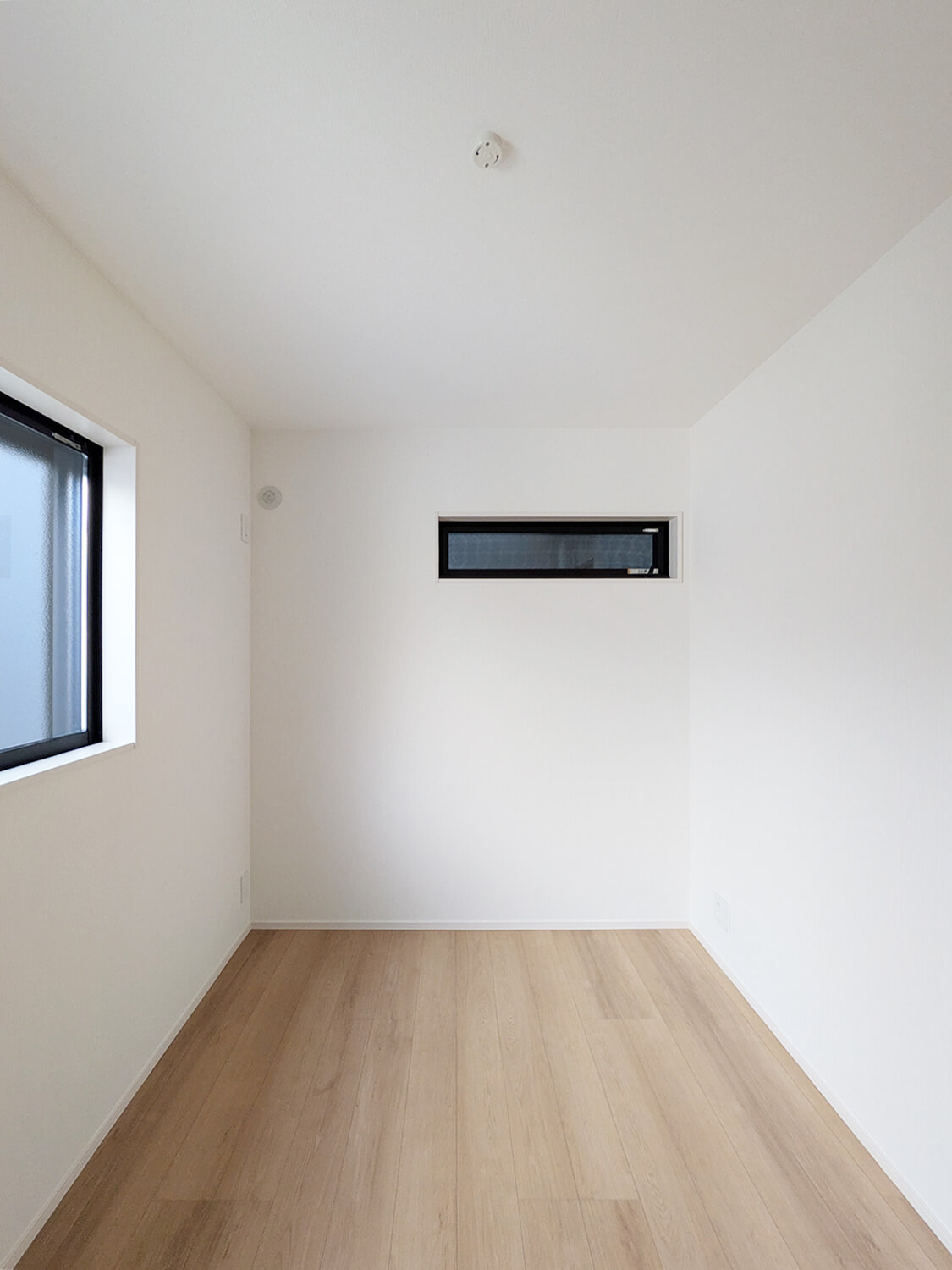 崇徳院新築戸建の洋室|１階の洋室となります。扉にはシャッター付き