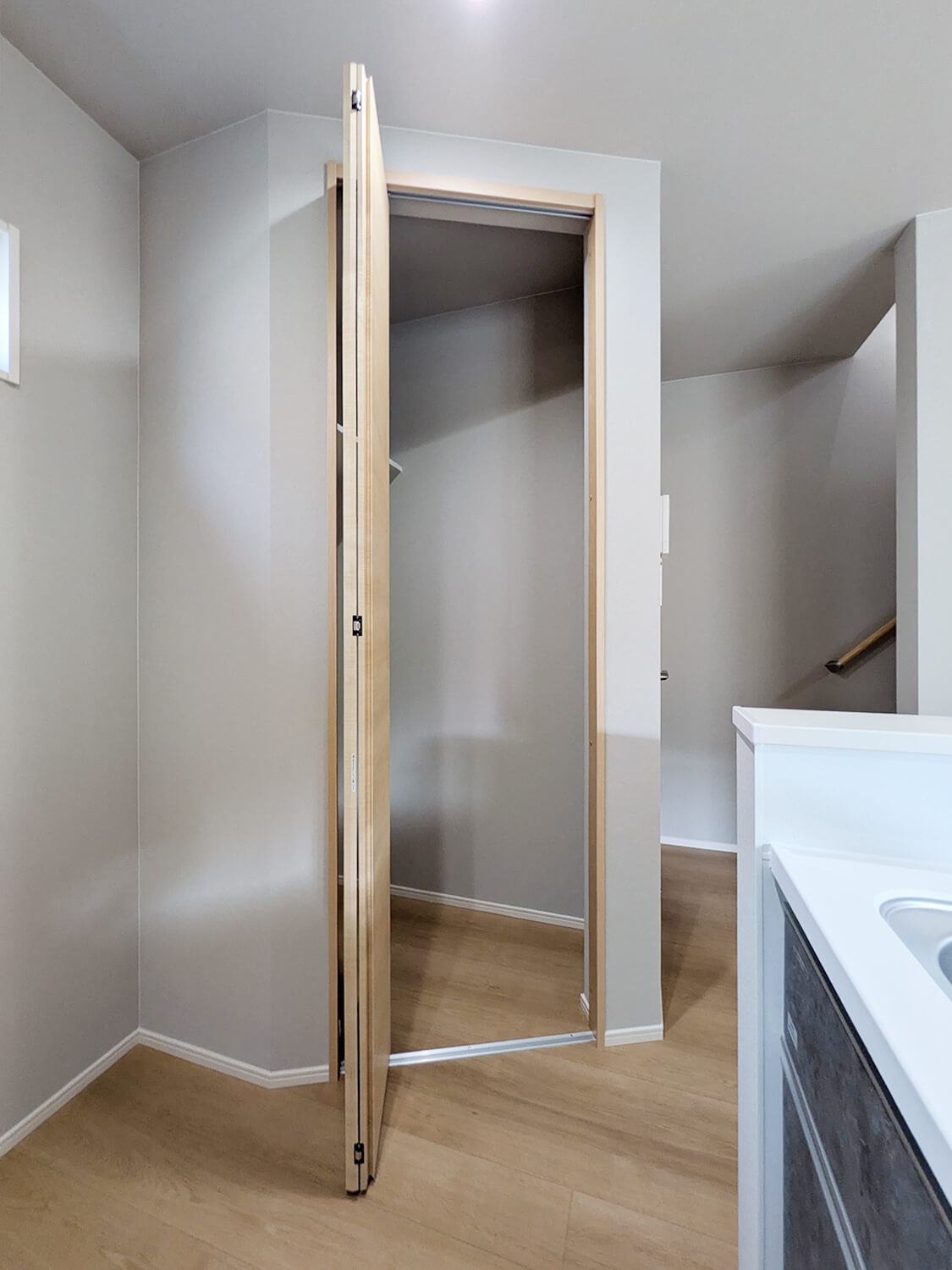 崇徳院新築戸建のキッチン|キッチン横収納があるので食品や生活用品等を収納できます。