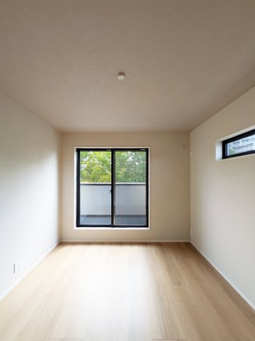 崇徳院新築戸建の洋室|３階主寝室は白を基調としたクロスにて施工しています