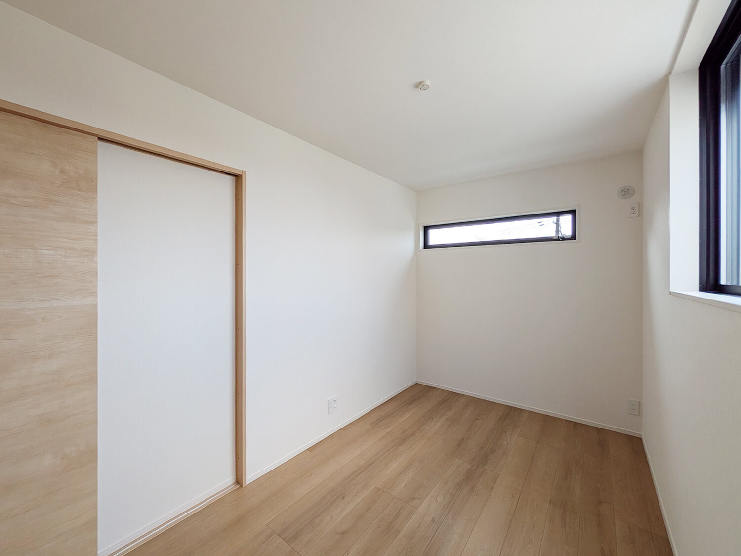 崇徳院新築戸建の洋室|３階西側洋室です。落ち着いた色合いのクロスを採用しています。