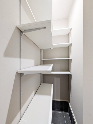 崇徳院新築戸建の収納|大容量のシューズクローク。パイプハンガーを設置すればコートなどをかけることもできます。