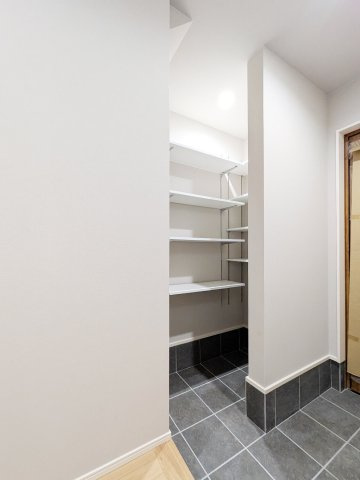 崇徳院新築戸建の玄関|シューズクロークが玄関をすっきり見せてくれています。