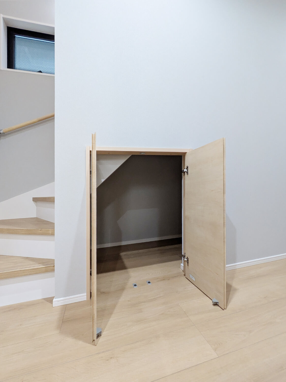 崇徳院新築戸建の収納|１階階段下収納です。空間を利用して収納スペースを確保しています。