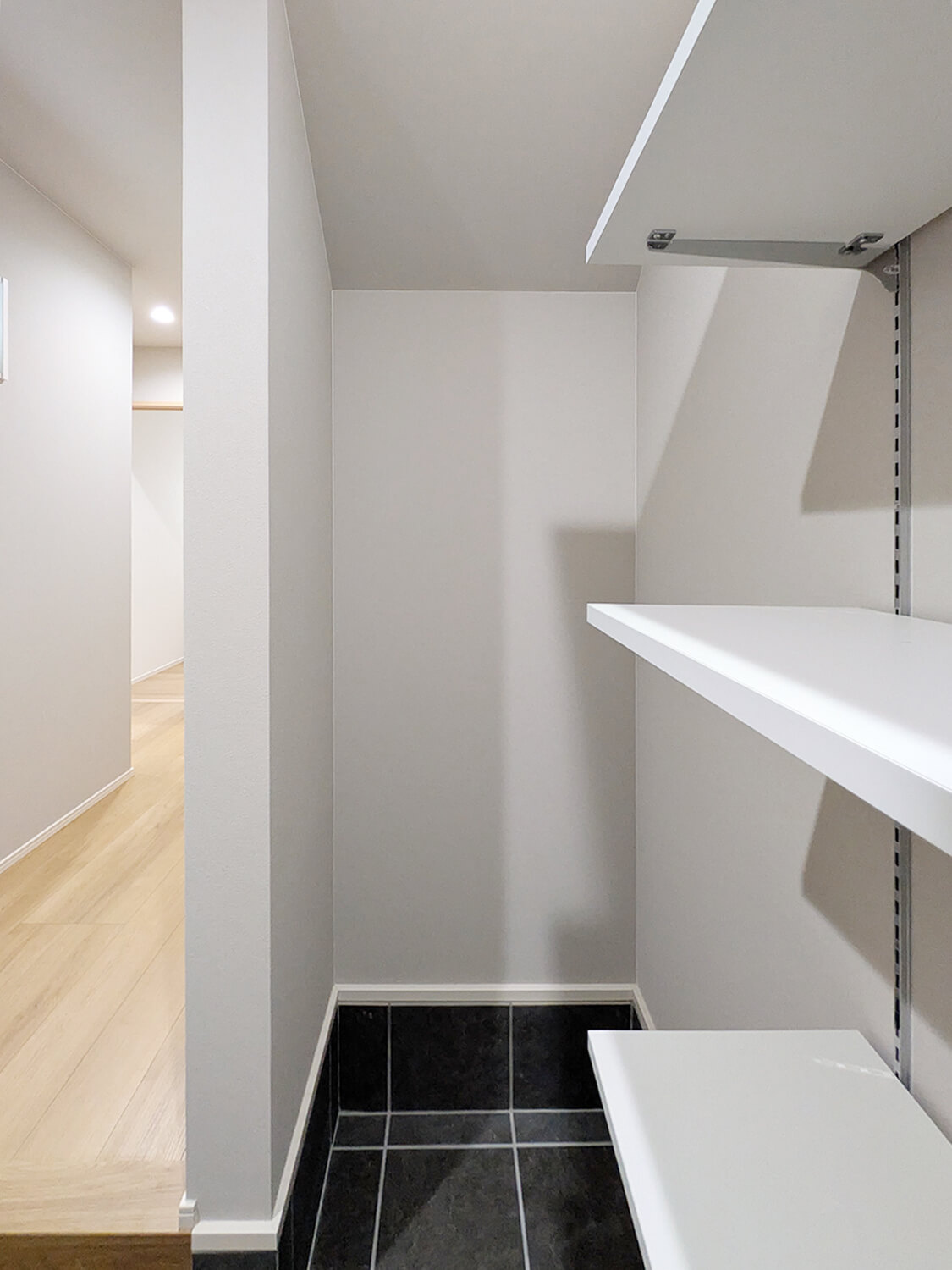 崇徳院新築戸建の玄関|１階玄関横シューズクロークです