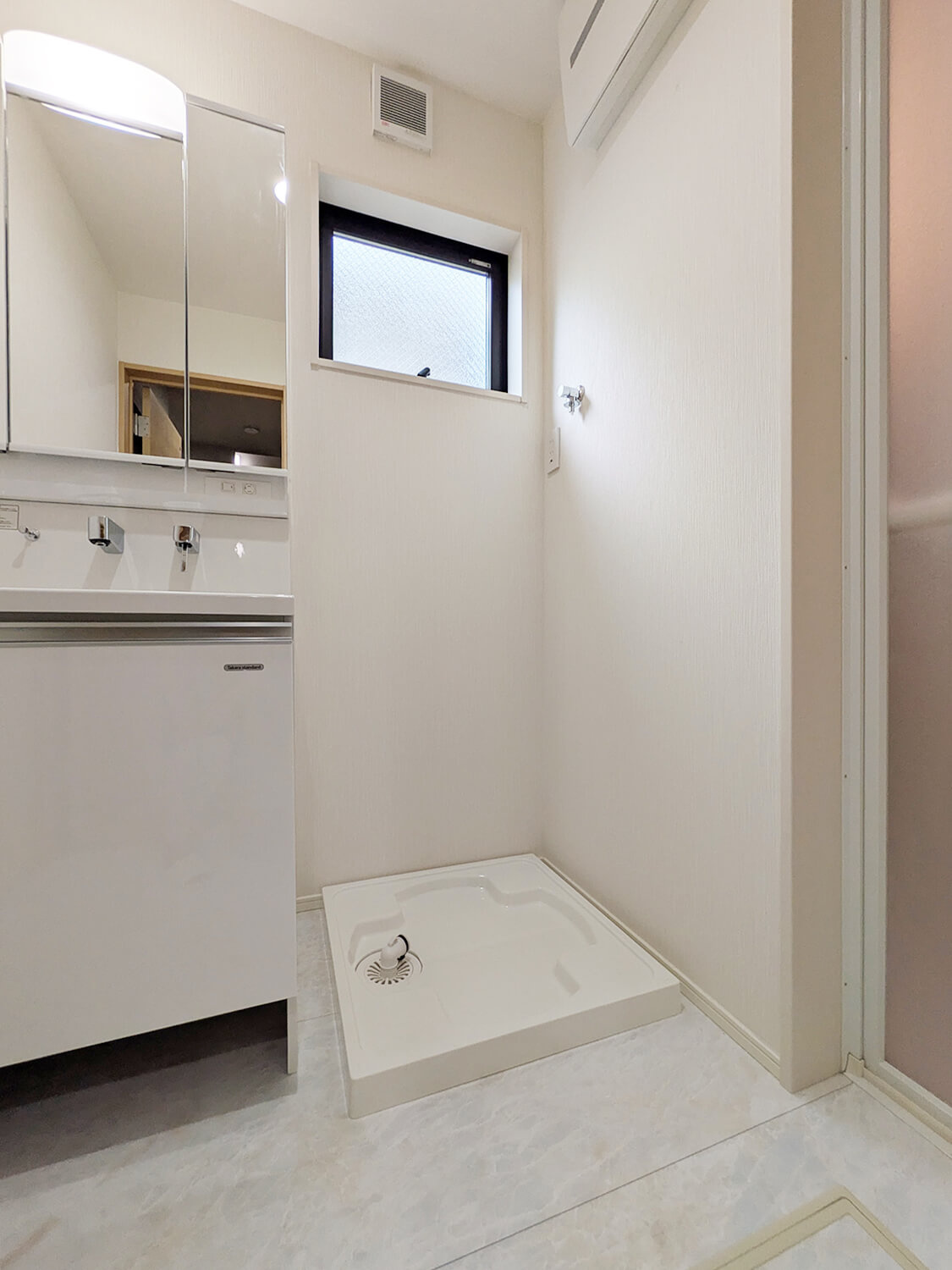 崇徳院新築戸建の独立洗面台|洗面脱衣所に窓がありますので換気もしやすいです