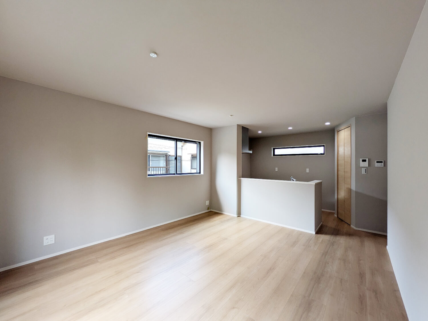 崇徳院新築戸建の居間・リビング|やさしい光が差し込むリビング