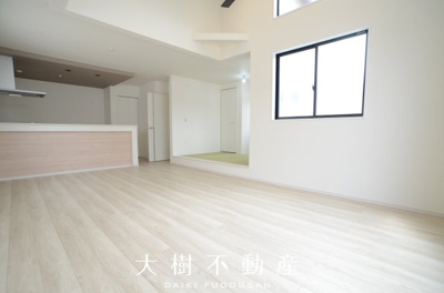 【居間・リビング】 | 海老名市門沢橋２丁目 新築戸建て 全6棟【仲介手数料無料】 | □■当社なら諸費用を最大限削減できます■□