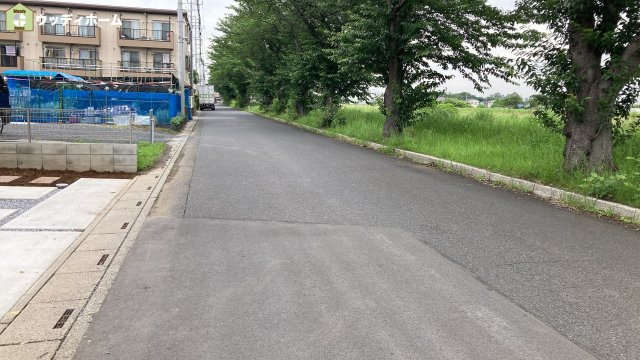 越谷市花田10期　新築一戸建て　2号棟の前面道路含む現地写真