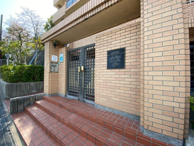 コート芦屋朝日ヶ丘4号棟のエントランス
