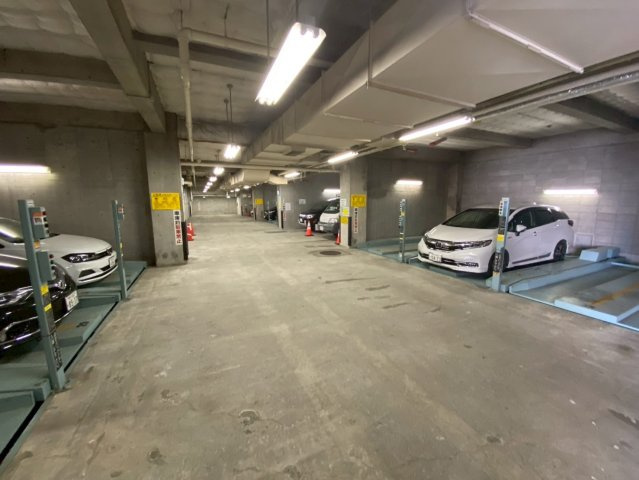 コート芦屋朝日ヶ丘4号棟の駐車場