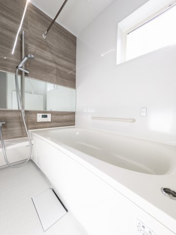 【浴室】 | 半身浴もゆっくり楽しめる広々浴室