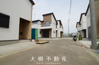 【前面道路含む現地写真】