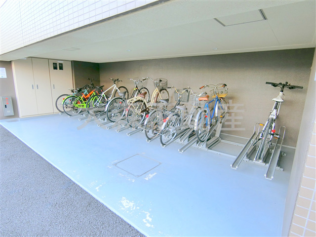 コンシェリア大森withのその他共用部分|屋根付きラック式の駐輪場