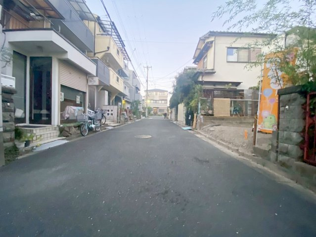 安満西の町　建築条件無し土地の前面道路含む現地写真