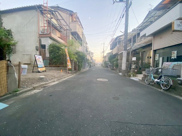 安満西の町　建築条件無し土地の前面道路含む現地写真