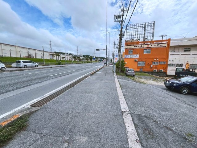 宜野湾市伊佐３丁目　売土地の前面道路含む現地写真