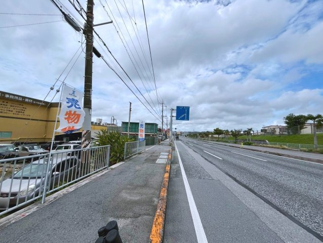 宜野湾市伊佐３丁目　売土地の前面道路含む現地写真
