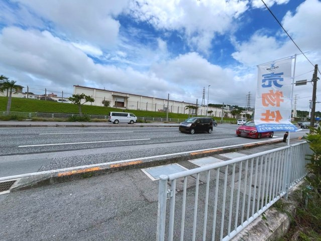宜野湾市伊佐３丁目　売土地の前面道路含む現地写真