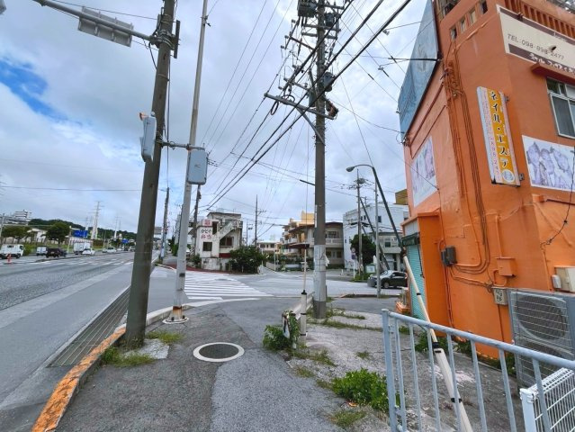 宜野湾市伊佐３丁目　売土地の前面道路含む現地写真