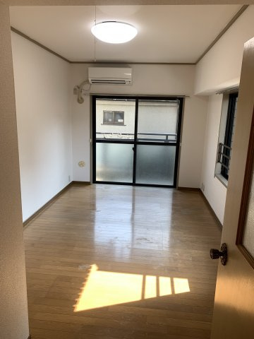 使い勝手のいい洋室です